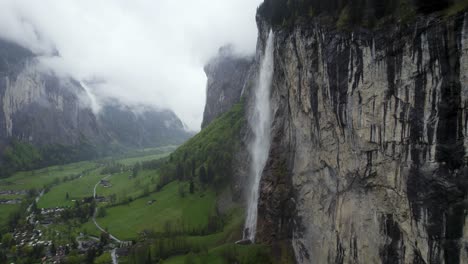 Picturesque-Swiss-Alps-Mountain-Valley-with-Staubbach-Falls,-Lauterbrunnen