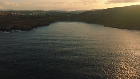 Flug-über-Das-Ruhige-Meer-Bei-Sonnenuntergang-In-Malpica,-Coruña,-Spanien