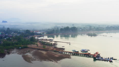 Niebla-Sobre-Embarcadero-Flotante-Y-Puerto-Oceánico-En-Tailandia-Durante-La-Marea-Baja