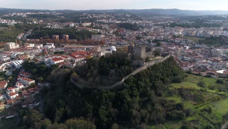 Vista-De-ángulo-Alto-Sobre-Leiria-Con-Su-Castillo-En-El-Centro