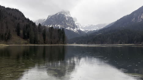 Vista-Estática-Del-Lago-Alpino-Bajo-La-Lluvia