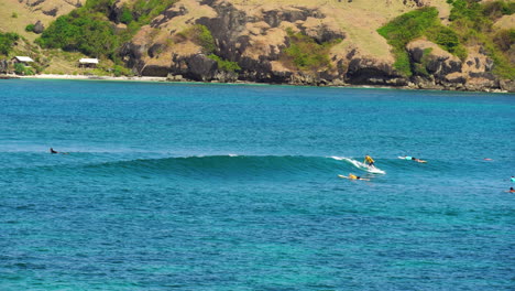 Gente-Surfeando-En-La-Principal-Playa-De-Surf-De-Lomboks-En-Un-Día-Soleado