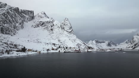 Atemberaubende-Spiegelung-Der-Alpen-Am-See-Auf-Der-Insel-Lofoten-Während-Der-Wintersaison-In-Reine,-Norwegen