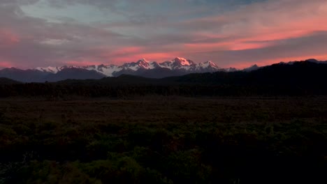 Südalpen,-Neuseeland---Luftaufnahme-Der-Bergkette-Und-Des-Farbenfrohen-Himmels-Im-Morgengrauen,-Natürliche-Malerische-Landschaft