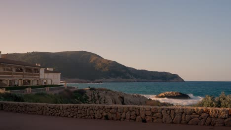 Sonnenuntergang-Auf-Der-Baleareninsel-An-Der-Felsigen-Küste-Mit-Klarem-Wasser-Und-Bergen