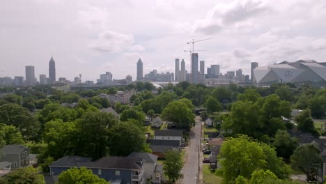 Skyline-Von-Atlanta,-Georgia-Und-Vine-Viertel-Mit-Drohnenvideo,-Das-Sich-Nach-Oben-Bewegt