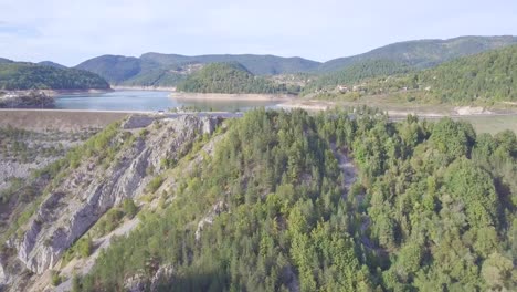 Unglaubliche-Filmische-Luftaufnahme-Eines-Sees-Auf-Einem-Berg,-Sommertag