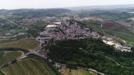 Fliegen-Sie-Um-Die-Mittelalterliche-Stadt-Obidos-In-Portugal