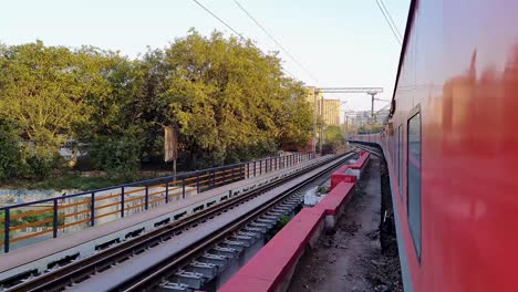 Personenzug-Wechselt-Die-Gleise-Und-Fährt-Am-Morgen-Langsam-Auf-Der-Strecke.-Das-Video-Wurde-Am-4.-August-2022-Am-Bahnhof-Neu-Delhi-Aufgenommen