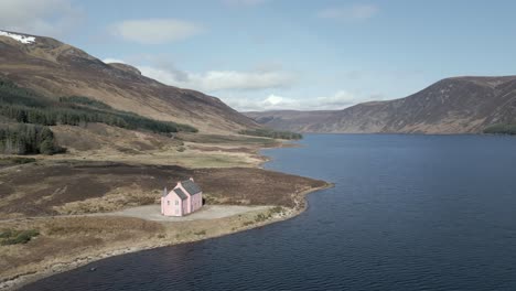 Luftaufnahme-Des-Berühmten-Rosafarbenen-Hauses-Am-Ufer-Des-Loch-Glass-Im-Schottischen-Hochland-An-Einem-Sonnigen-Frühlingstag