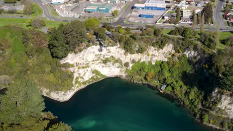 Bungee-jumping-platform-on-cliff,-Waikato-river-in-Taupo-town