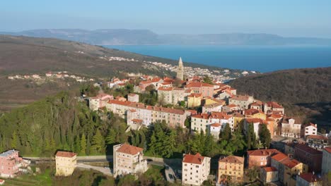 Der-Mächtige-Katholische-Kirchturm-überblickt-Die-Stadt-Labin-In-Kroatien,-Aus-Der-Luft-Nach-Vorne