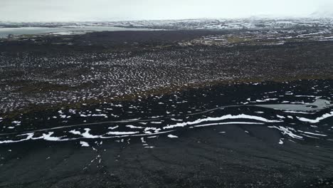 Paisaje-De-Lava-Negra,-Islandia.-Panorama-Aéreo-De-Drones