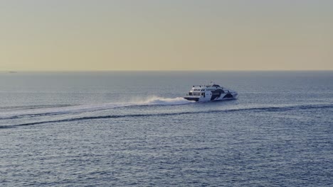 Schnellboot-Fährt-Morgens-In-Griechenland