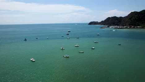 Boats-anchored-in-ocean-bay-with-two-different-colors-of-water-in-Costa-Rica--Herradura-Bay
