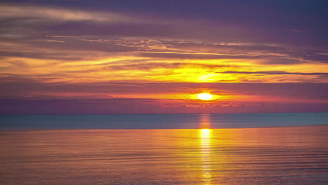 Zeitraffer-Eines-Ruhigen,-Farbenfrohen-Sonnenuntergangs-Am-Meer