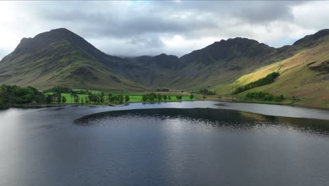 Aerial-reveal-of-Buttermere-lake-on-a-spring-morning,-Cumbria