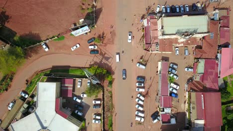 Vista-Superior-De-Los-Automóviles-Que-Cruzan-La-Ciudad-Rústica-Cerca-De-Bugolobi-En-Kampala,-Uganda