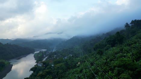 Fliegen-Auf-Dichte-Bäume-In-Den-Bergen-Mit-Fluss-Bei-Sonnenaufgang-In-Catanduanes,-Philippinen