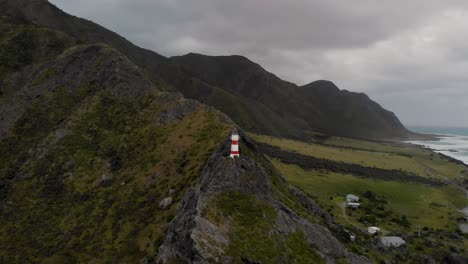 Cape-Palliser-Leuchtturm-Auf-Einer-Felsigen-Bergklippe-In-Cape-Palliser,-Neuseeland