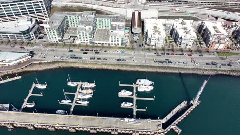 The-marina-and-waterfront-of-Seattle,-Washington---aerial-flyover