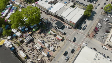 Menschenmenge,-Die-Beim-Dogwood-Festival-In-Siloam-Springs,-Arkansas,-Um-Stände-Herumläuft