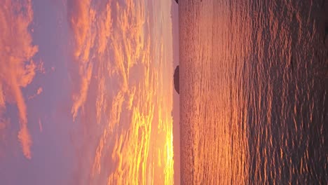 Vertikale-Ansicht-Des-Farbenfrohen,-Warmen-Sonnenuntergangs-Am-Paradise-Beach-Tanjung-Aru-Resort-In-Der-Nähe-Von-Kota-Kinabalu-Im-Sommer-In-Malaysia