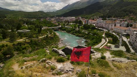 Una-Bandera-Albanesa-En-La-Cima-De-Una-Montaña-En-Berat