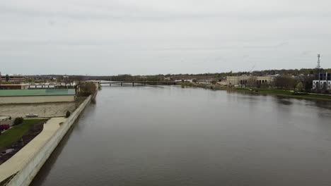 Grand-Rapids,-Michigan,-Innenstadt,-Luftaufnahmen-Von-Drohnen,-Gebäude,-Stadtbild,-Grand-River