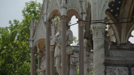 Stone-pillars-and-statues-in-Geneva,-Switzerland