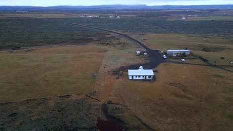 Edificio-Aislado-En-Un-árido-Paisaje-Islandés-En-Una-Antena-De-Día-Nublado
