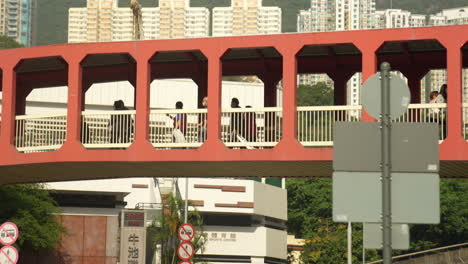 Fußgängerbrücke:-Unerkennbare-Menschen-Gehen-In-Hongkong