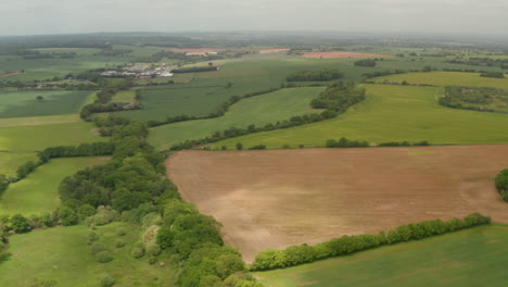 Langsame-Luftaufnahme-über-Englischem-Ackerland