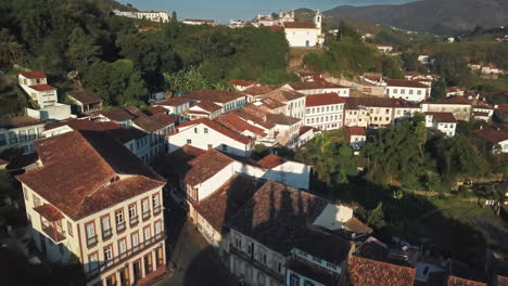 Luftaufnahme-Beim-Rückwärtsfahren-über-Der-Kathedrale-Und-Dem-UNESCO-Weltkulturerbe-Ouro-Preto,-Brasilien