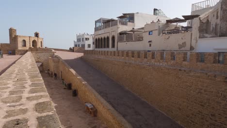Pared-Con-Vistas-A-Skala-De-La-Ville,-Rampa-Que-Conduce-A-La-Pared-Del-Fuerte-En-Essaouira,-Marruecos