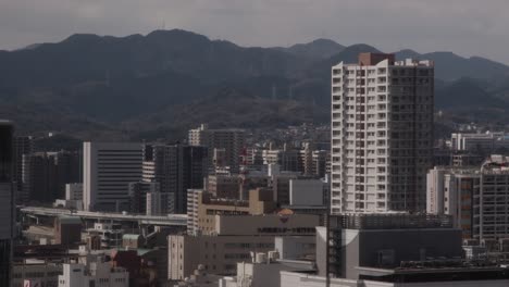 Ciudad-Japonesa,-Kokura,-Kitakyushu,-Japón-Con-Arquitectura-Construida-Con-Montañas