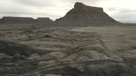 Revelan-Imágenes-De-Drones-De-Las-Formaciones-Geológicas-De-Factory-Butte,-Antena-De-Utah