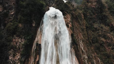 Cascada-El-Chiflon---Agua-Que-Fluye-Sobre-Los-Acantilados-Rocosos-En-Chiapas,-Mexico