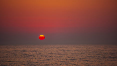 Wunderschöner-Orangefarbener-Sonnenuntergang-über-Einem-Meereshorizont