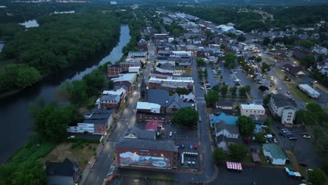 Innenstadt-Von-Milton,-Pennsylvania,-Mit-Drohnenvideo-Beim-Rückzug