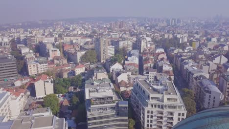 Atemberaubende-Luftaufnahme-Der-Kuppel-Und-Des-Kreuzes-Des-Heiligen-Sava-tempels-In-Belgrad