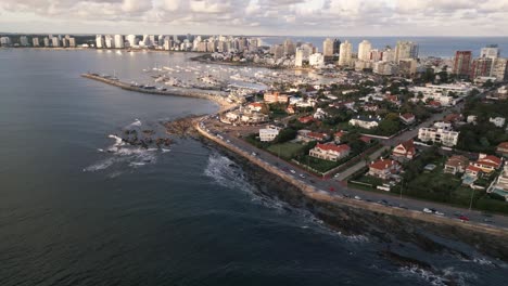 Luftaufnahme-Der-Halbinsel-Punta-Del-Este-An-Der-Atlantikküste-Im-Departement-Maldonado-In-Uruguay