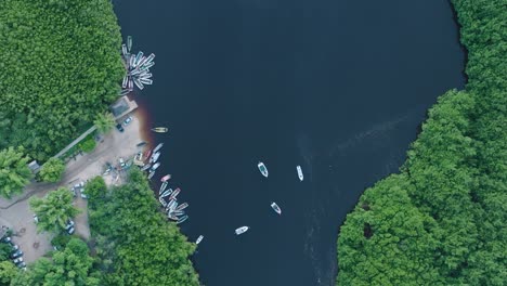 Luftaufnahme-Einer-Drohne-Von-Oben-Nach-Unten-Auf-Die-Ländliche-Strandstadt-Caraiva-Bahia-Brasilien,-Die-Mit-Booten-über-Den-Fluss-Fliegt