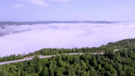 Clouds-and-fog-near-Jellico,-Tennessee-in-the-Cumberland-Mountains-with-drone-video-moving-in
