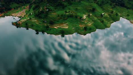 Lago-Tranquilo,-Nubes-Reflectantes-Y-Exuberantes-Tierras-Agrícolas-En-El-Lago-Begnas,-Pokhara