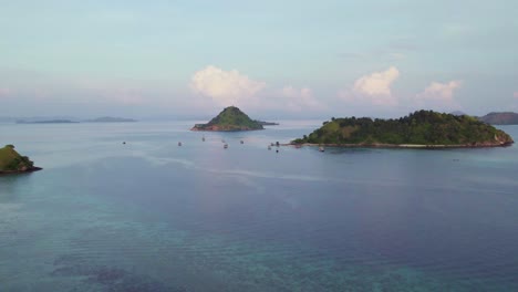 Hermosas-Islas-Del-Archipiélago-De-Komodo-En-El-Mar-De-Indonesia---Vuelo-Aéreo-De-Drones-Al-Atardecer