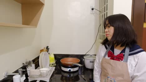 Junges-Mädchen-Denkt-über-Gedanken-Nach,-Während-Es-In-Der-Modernen-Hausküche-Kocht