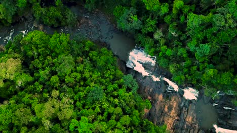 Dramatische-Luftaufnahme-Von-Fluss-Und-Wasserfall-Im-Verrückten-Grünen-Brasilianischen-Dschungel