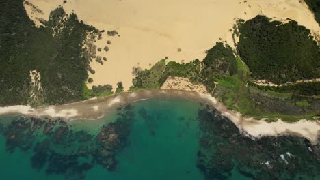Atemberaubende-Tropische-Küstenlandschaft-Voller-Kontraste