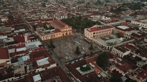 Straßennachtmarkt-Im-Freien-Vor-Der-Kathedrale-San-Cristóbal-Martir,-San-Cristobal-De-Las-Casa,-Chiapas,-Mexiko---Luftaufnahme